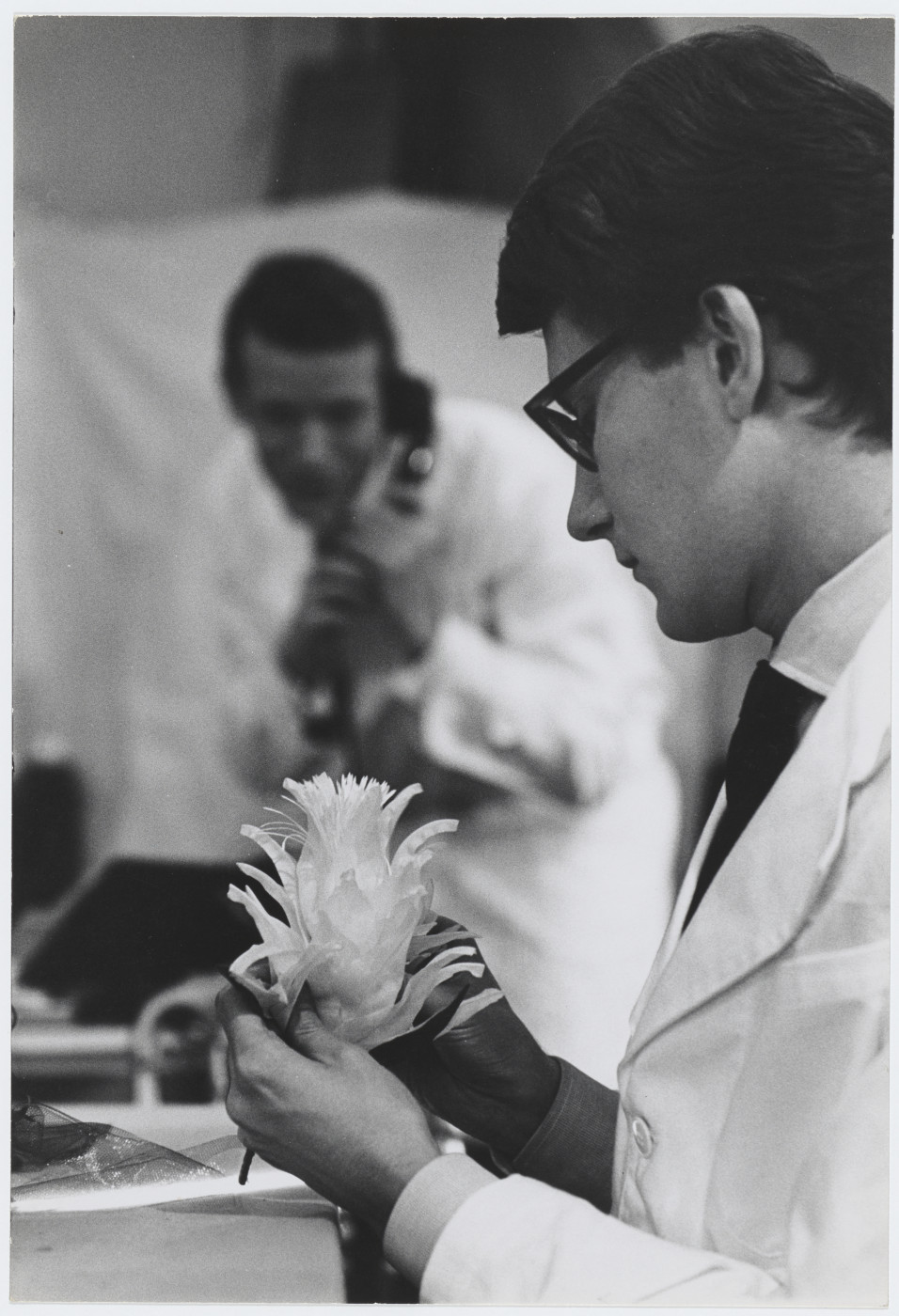 Yves Saint Laurent pendant la préparation de sa première collection, 11 rue Jean-Goujon, Paris, décembre 1961  Photographie de Pierre Boulat   © Pierre Boulat