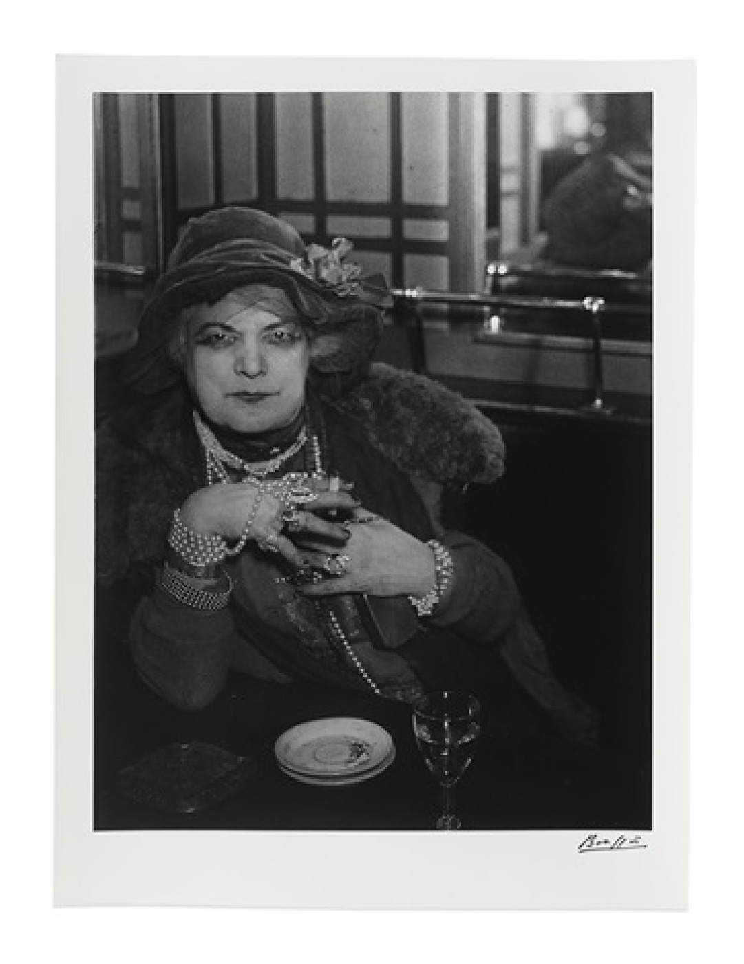 Artiste : Brassaï (français/hongrois, 1899 - 1984) Titre : 'Bijou' au bar de la Lune, Montmartre ('Bijou', Bar de la Lune, Montmartre), 1932