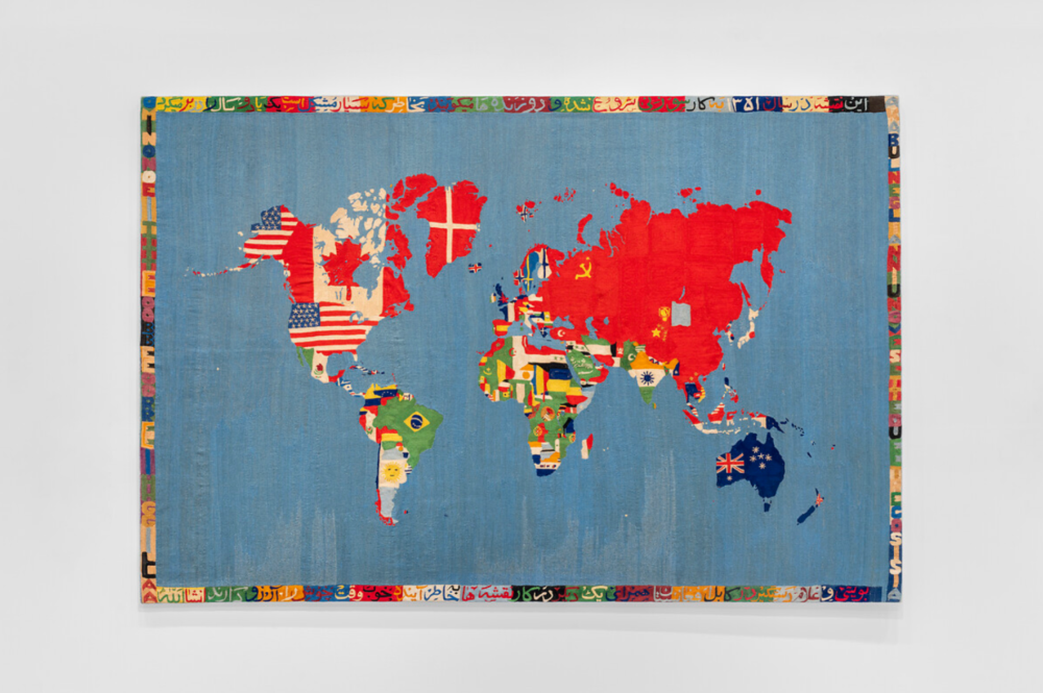 Alighiero Boetti, Mappa, 1972-1973 ADAGP, Paris, 2024 Vue de l’exposition « Arte Povera », Bourse de Commerce - Pinault Collection, Paris, 2024 © Photo : Nicolas Brasseur / Pinault Collection