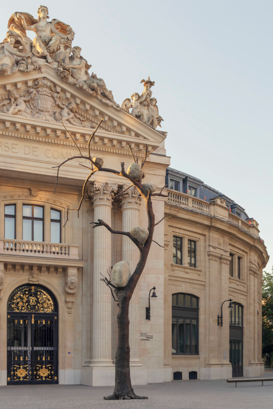 Vue du parvis de la Bourse de Commerce - Pinault Collection, Paris 2024 Giuseppe Penone, Idee di Pietra, 2010 / Mario Merz, Fibonacci Sequence, 1984 ADAGP, Paris, 2024 © Photo : Romain Laprade / Pinault Collection