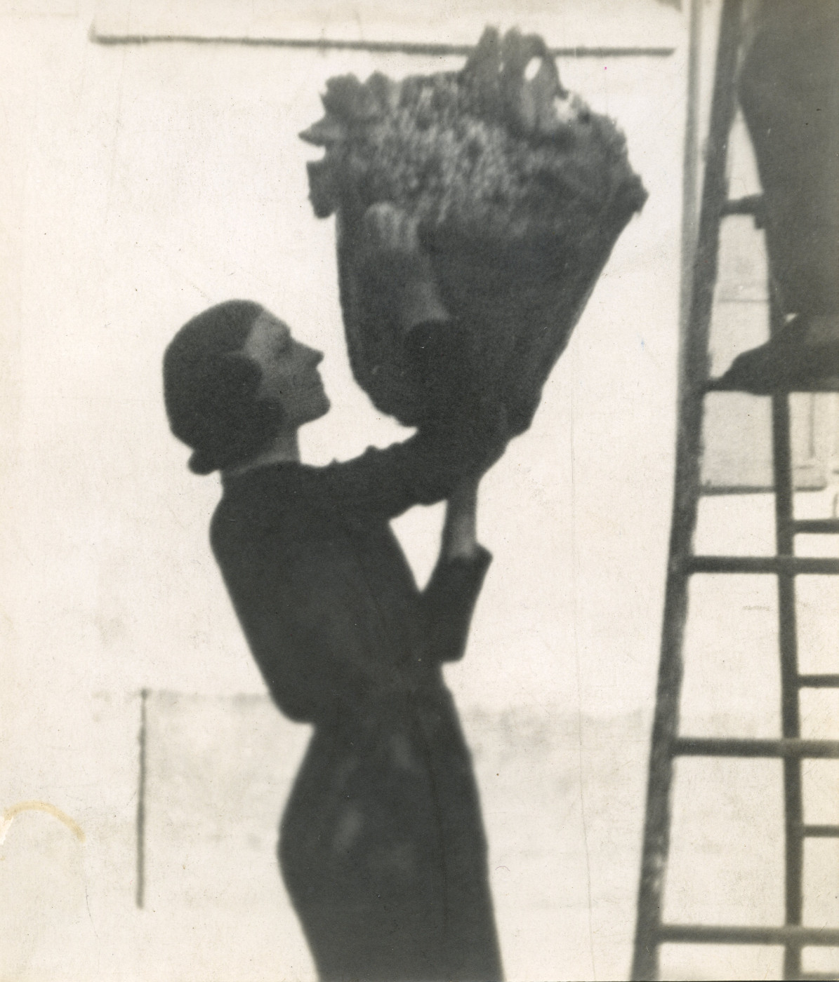 Constantin Brancusi Photogramme d'un film réalisé Impasse Ronsin à Paris. 13,5x11,8cm - 1930 LUMIÈRE DES ROSES courtesy Lumière des roses