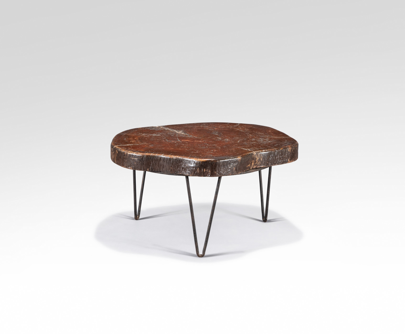 Le Corbusier et Pierre Jeanneret Table basse tronc d'arbre Est 70000-100000€