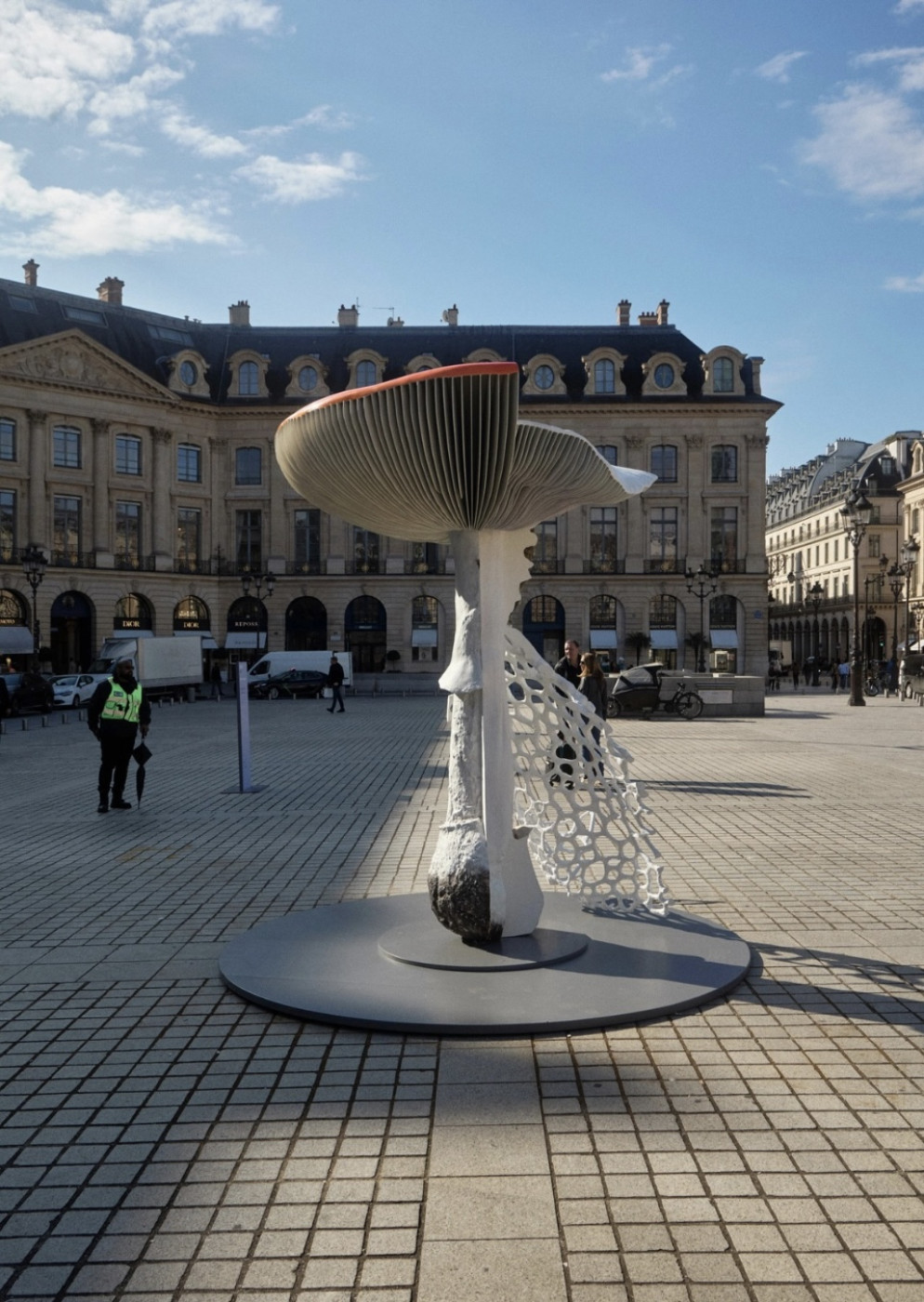 CARSTEN HÖLLER Giant Triple Mushroom, 2024, installation view © Carsten Höller Photo: Pierre Björk Courtesy the artist and Gagosian