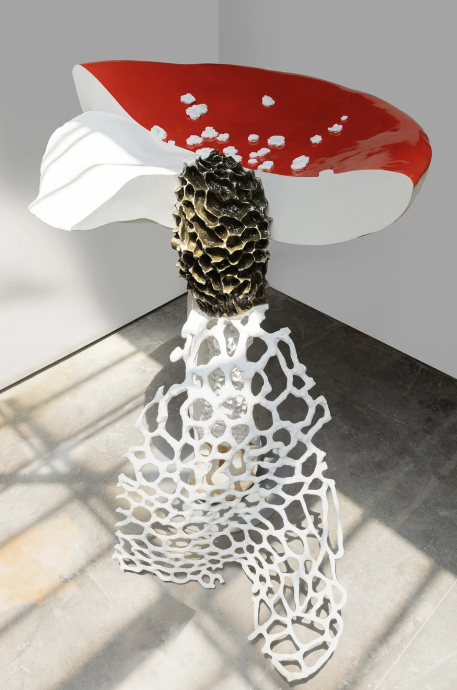 CARSTEN HÖLLER Giant Triple Mushroom, 2024 Fly agaric / Long Net Stinkhorn / Dove-coloured Tricholoma  Aluminum, stainless steel, and paint © Carsten Höller Photo: Minko Minev Courtesy the artist and Gagosian