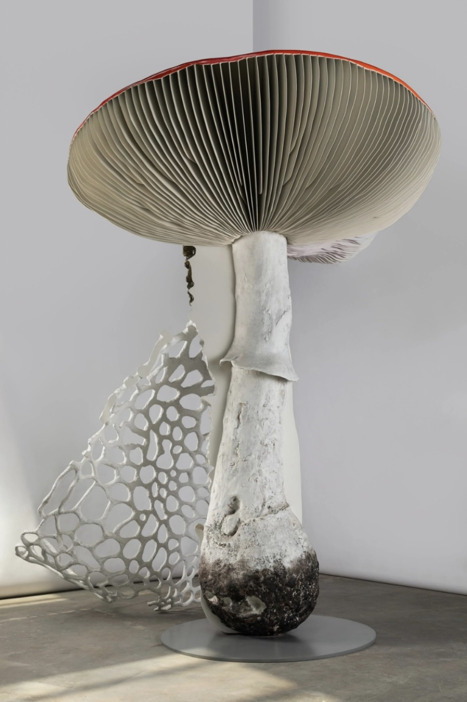 CARSTEN HÖLLER Giant Triple Mushroom, 2024 Fly agaric / Long Net Stinkhorn / Dove-coloured Tricholoma  Aluminum, stainless steel, and paint © Carsten Höller Photo: Minko Minev Courtesy the artist and Gagosian