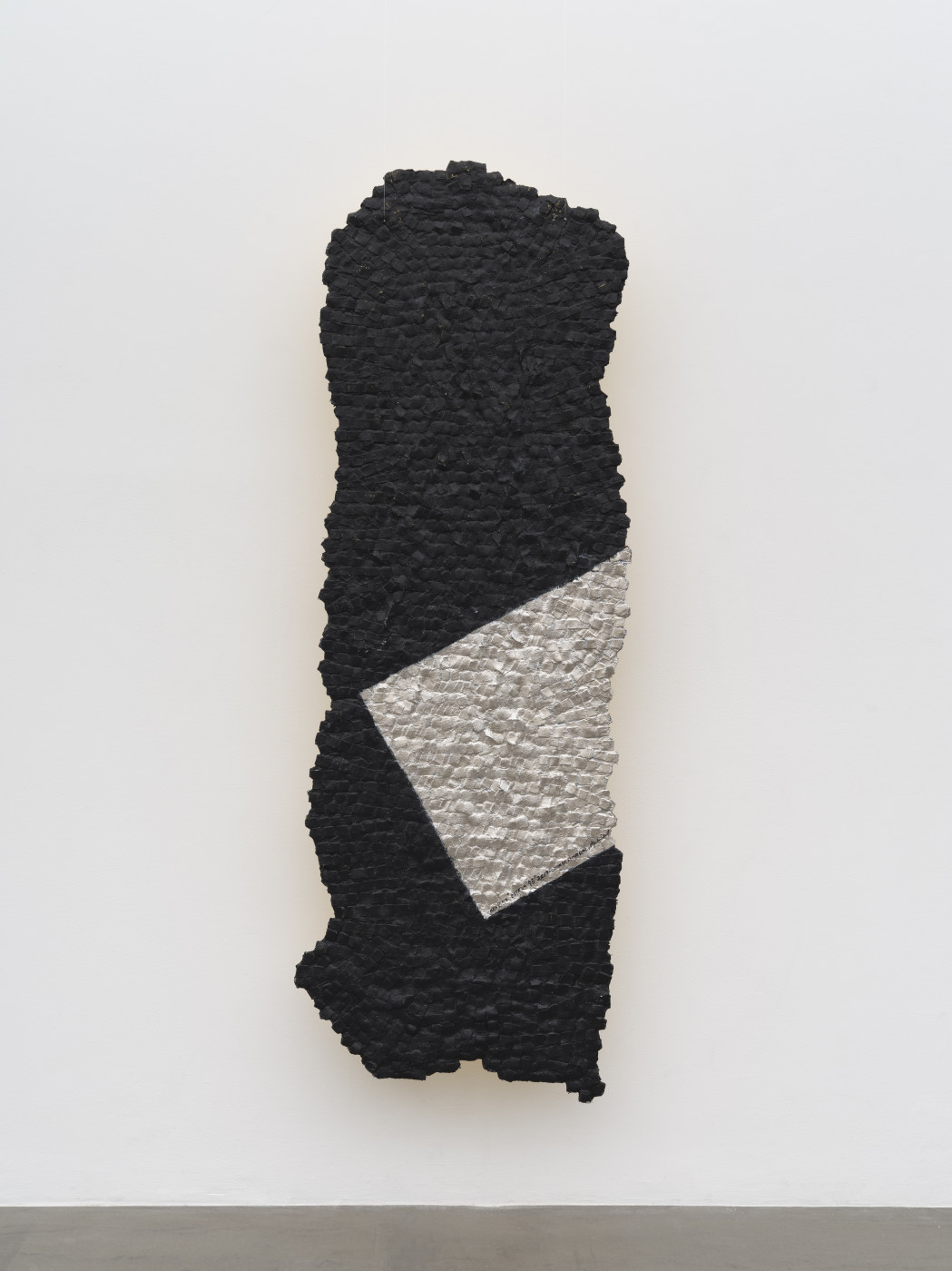 Olga de Amaral, Estela 45 (dos), 2013 Linen, gesso, acrylic, Japanese paper, palladium and gold leaf 180 × 65 cm © Olga de Amaral. Courtesy Lisson Gallery