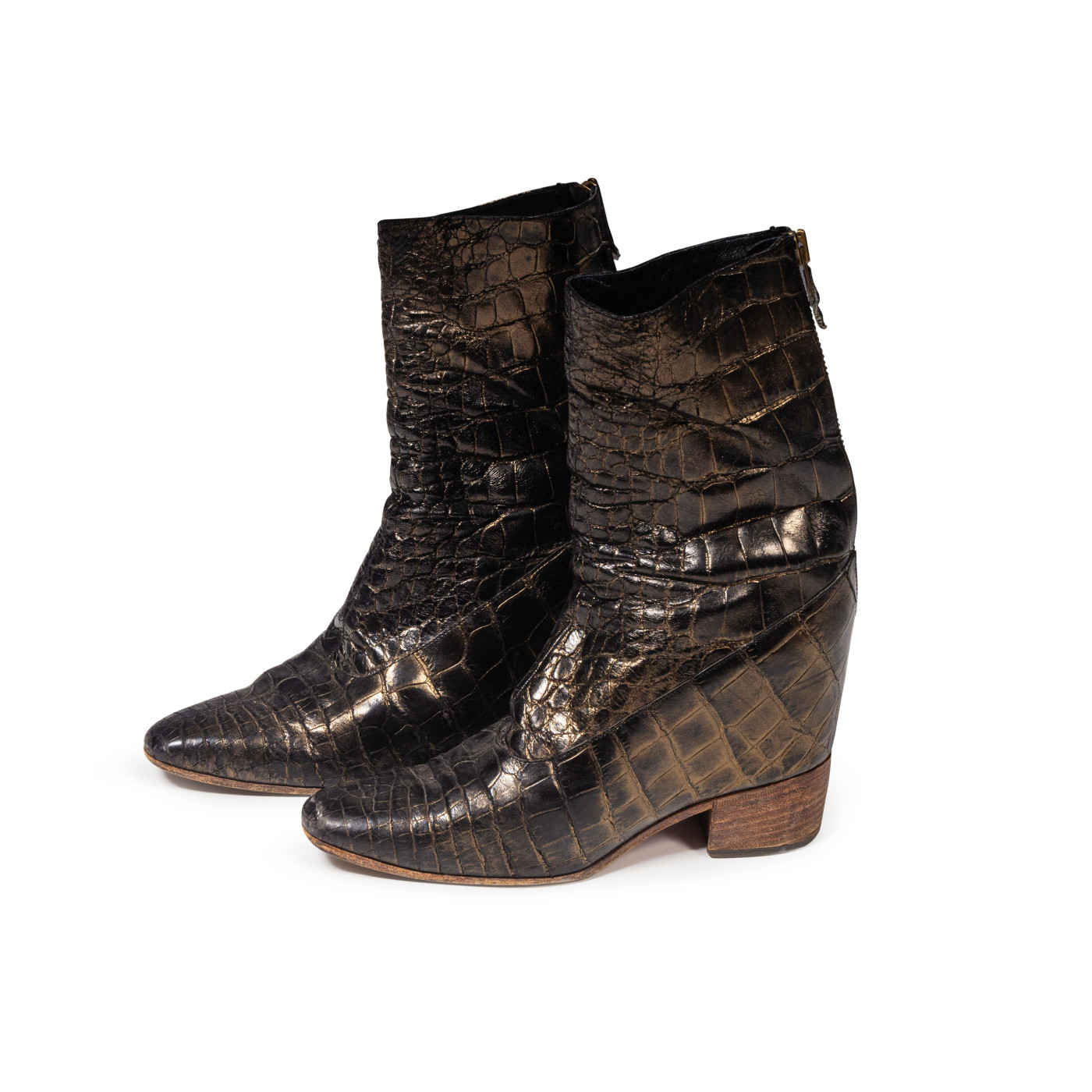 Lot 79, Massaro, Paire de Bottes marron métallisé en cuir crocodile, 5 040 €