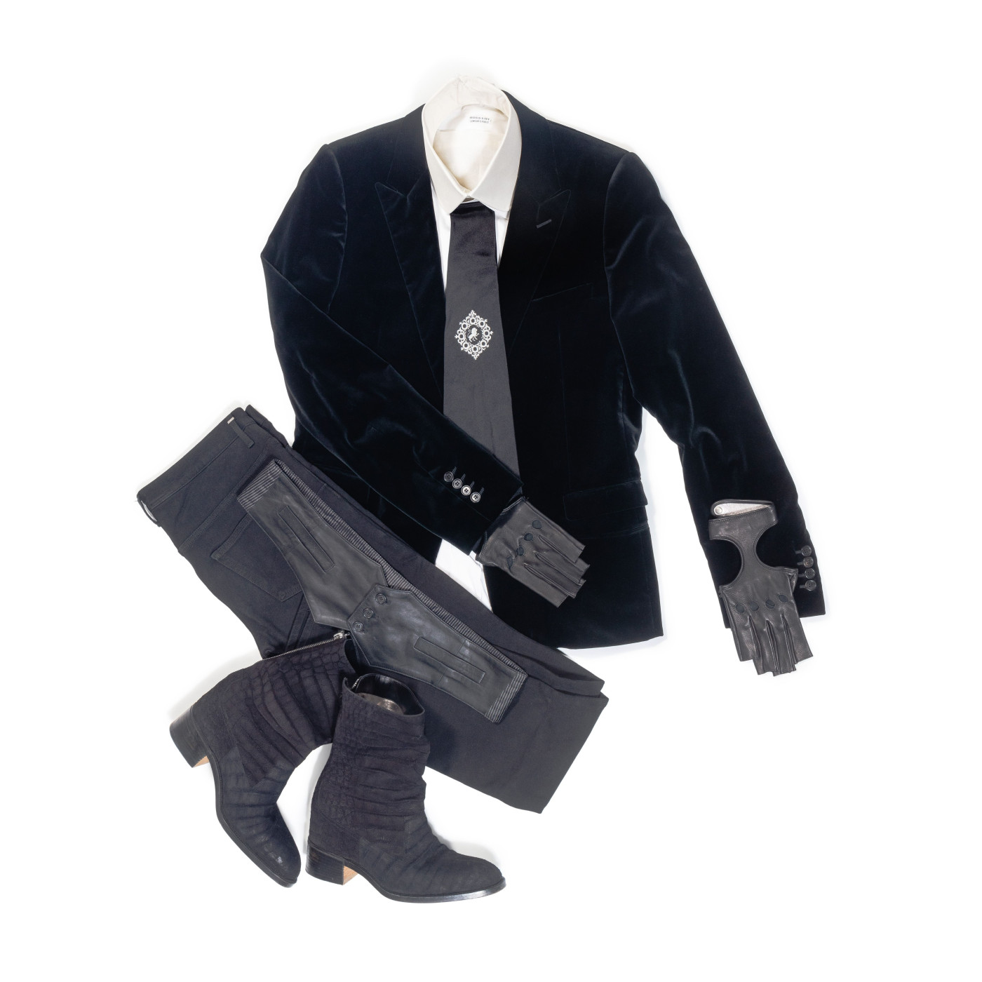 “Le Kaiser” Dior, Velvet Jacket and Jeans; Chanel, Lion-Embroidered Tie; Gloves; Hilditch & Key, Monogrammed KL Shirt, White Collar; Massaro, Pair of Boots, Est. 5000-8000€