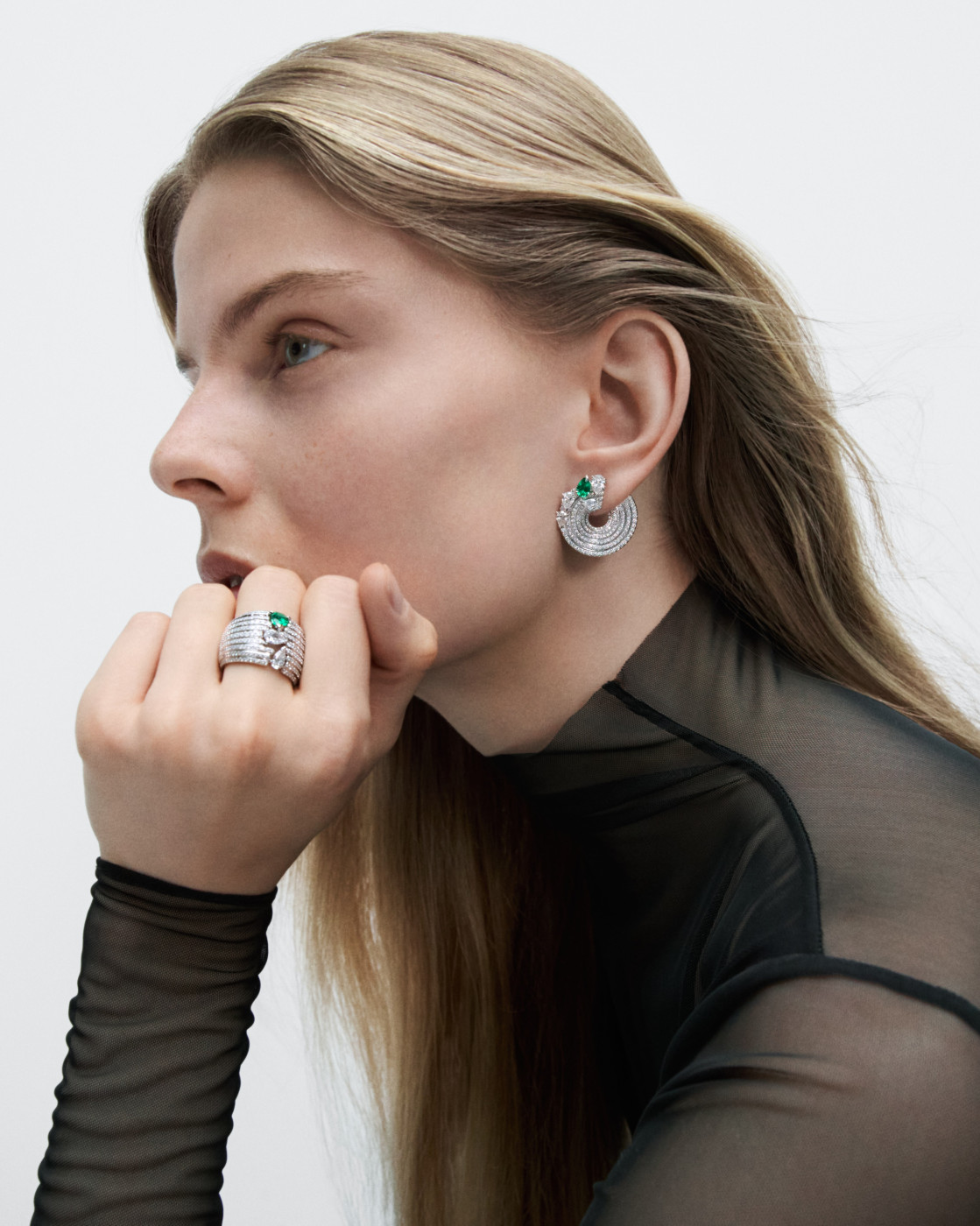 Blast Spiral pair of hoop earrings in white gold paved with diamonds