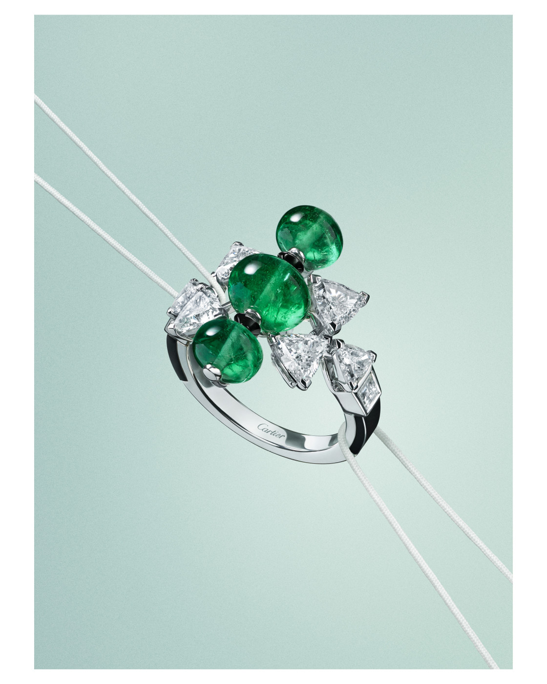 SUMMAE RING, White gold, onyx, emeralds, diamonds