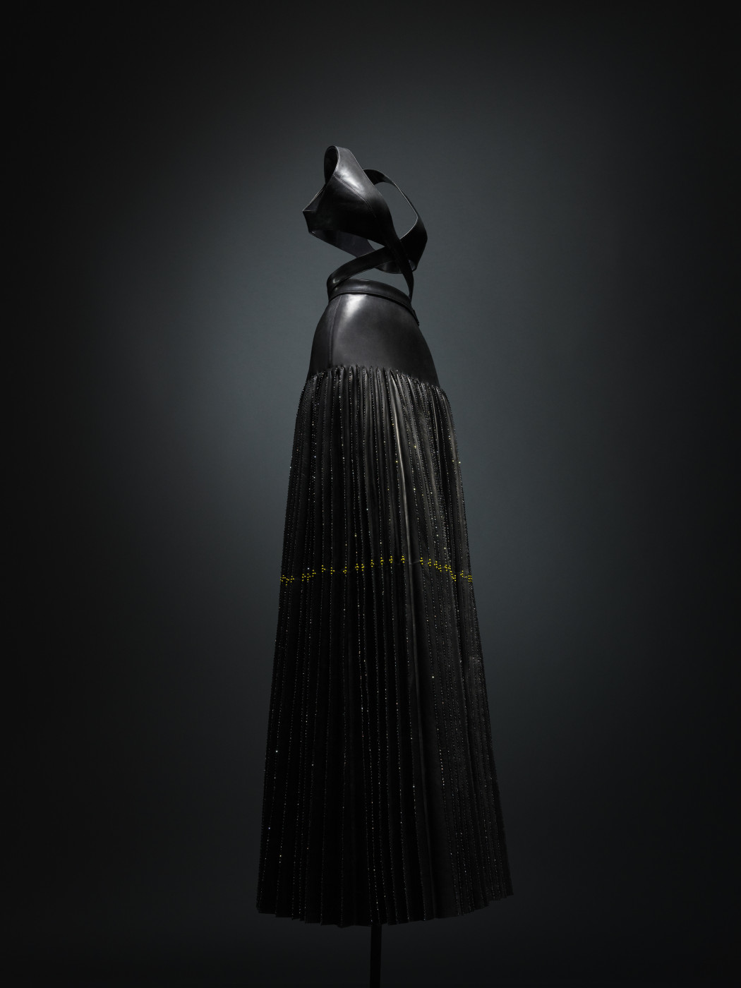 Azzedine Alaïa Prêt-à-porter, Automne-Hiver 2000 Leather wrap top and skirt set ©️ Andrea & Valentina