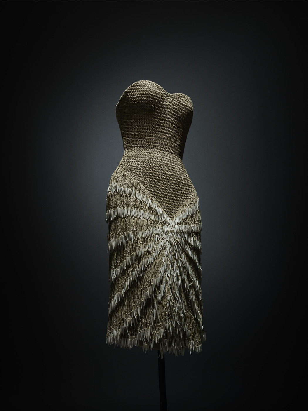 Azzedine Alaïa Haute Couture, Printemps-été 1990 Linen macramé dress with faux tooth fringe ©️ Andrea & Valentina
