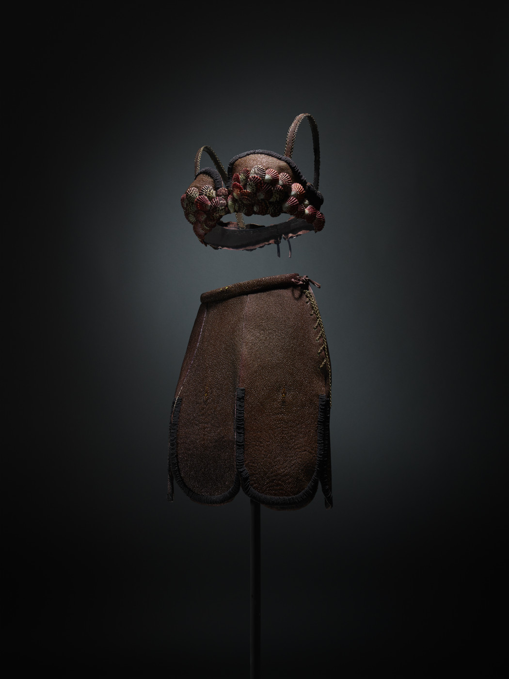 Azzedine Alaïa Haute Couture, Printemps-été 1990 Bra and skirt set in shagreen leather and seashells ©️ Andrea & Valentina
