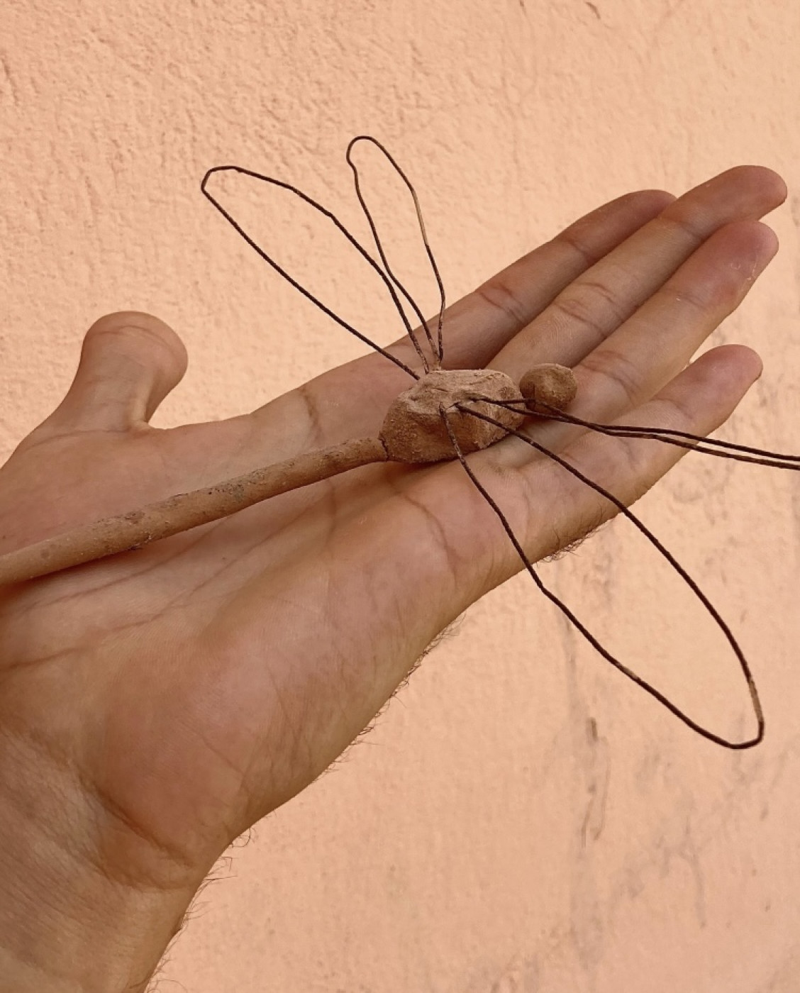 Mohammad Alfaraj, A Dragonfly of Clay and Wire, 2022. Courtesy the artist, ATHR and Mennour. © Mohammad Alfaraj