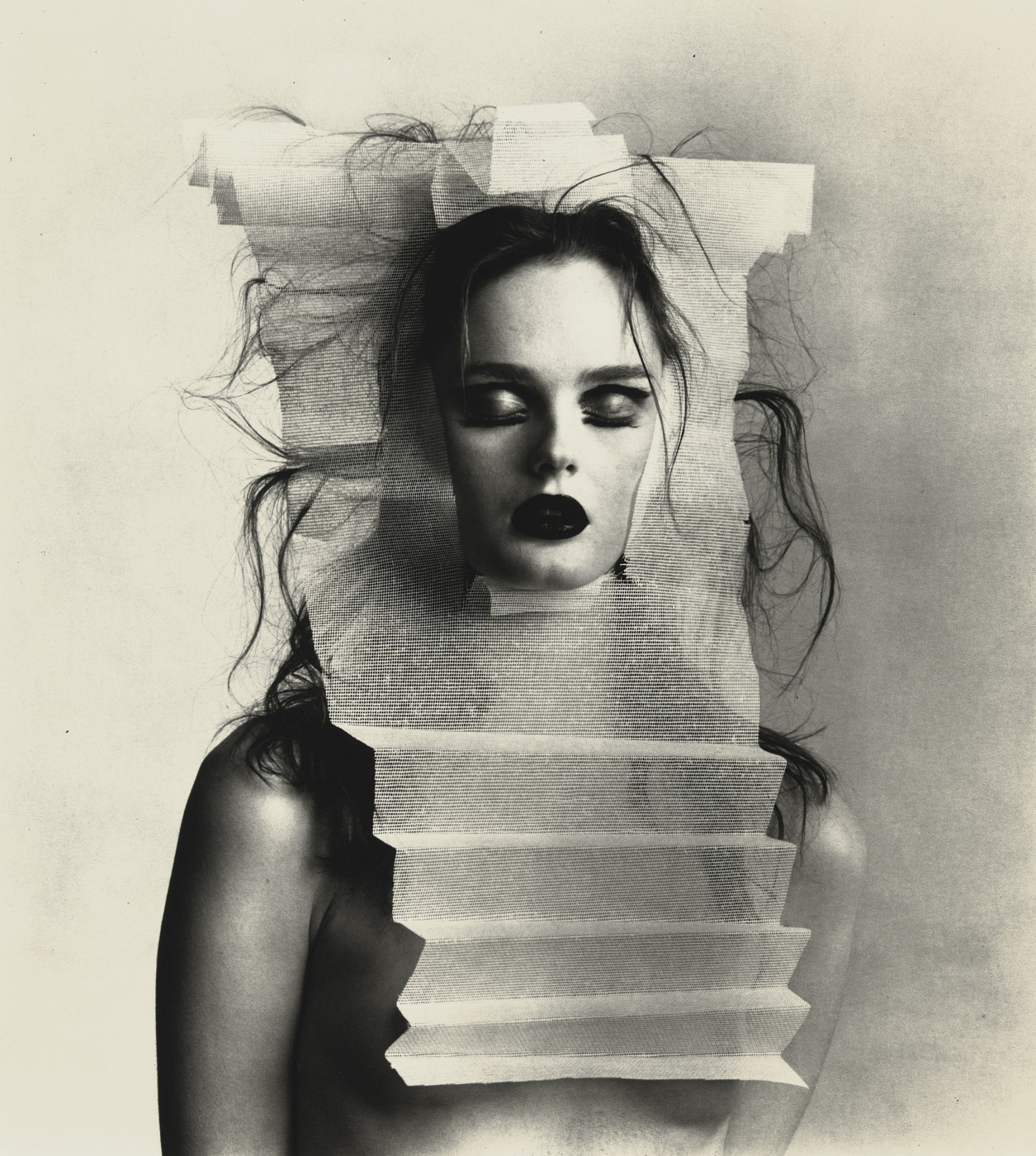 Irving Penn, Young Woman with Headdress, New York, 2005 Collection de The Irving Penn Foundation, New York © The Irving Penn Foundation